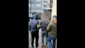 Doprowadzenie mężczyzny, który podczas zatrzymania rzucił nożem w policjanta