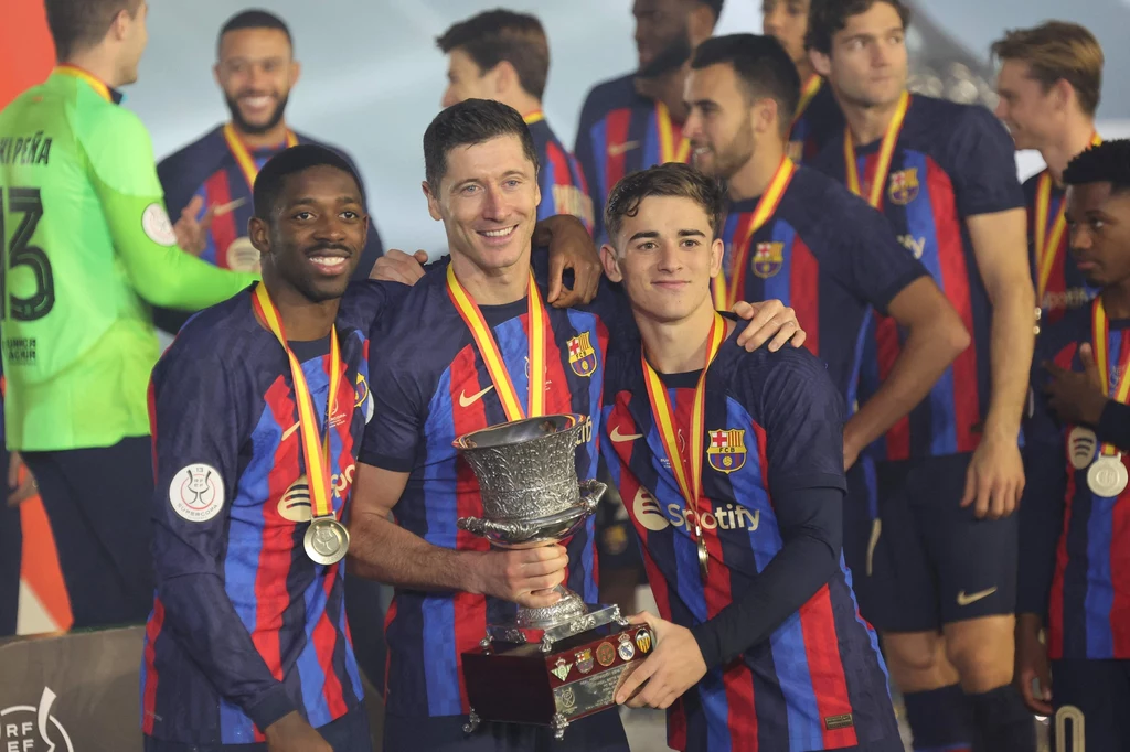 Ousmane Dembele, Robert Lewandowski i Gavi po zdobyciu Superpucharu Hiszpanii Ousmane Dembele, Robert Lewandowski i Gavi po zdobyciu Superpucharu Hiszpanii