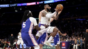 LeBron James (z piłką)