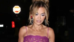 Rita Ora robi nowy tatuaż. Przy okazji chwali się płaskim brzuchem