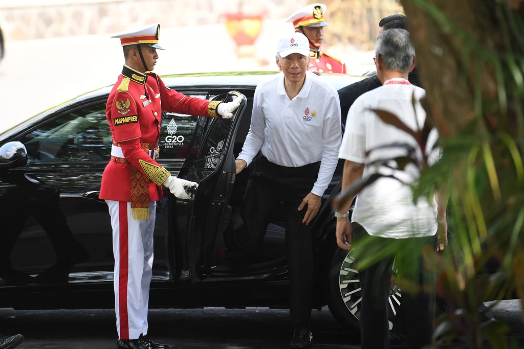 Lee Hsien Loong, premier singapurskiego rządu (na zdjęciu wysiada z samochodu), zarabia cztery razy więcej niż Joe Biden, prezydent USA (fot. archiwalna ze szczytu G20 na Bali w listopadzie 2022) Lee Hsien Loong, premier singapurskiego rządu (na zdjęciu wysiada z samochodu), zarabia cztery razy więcej niż Joe Biden, prezydent USA (fot. archiwalna ze szczytu G20 na Bali w listopadzie 2022)