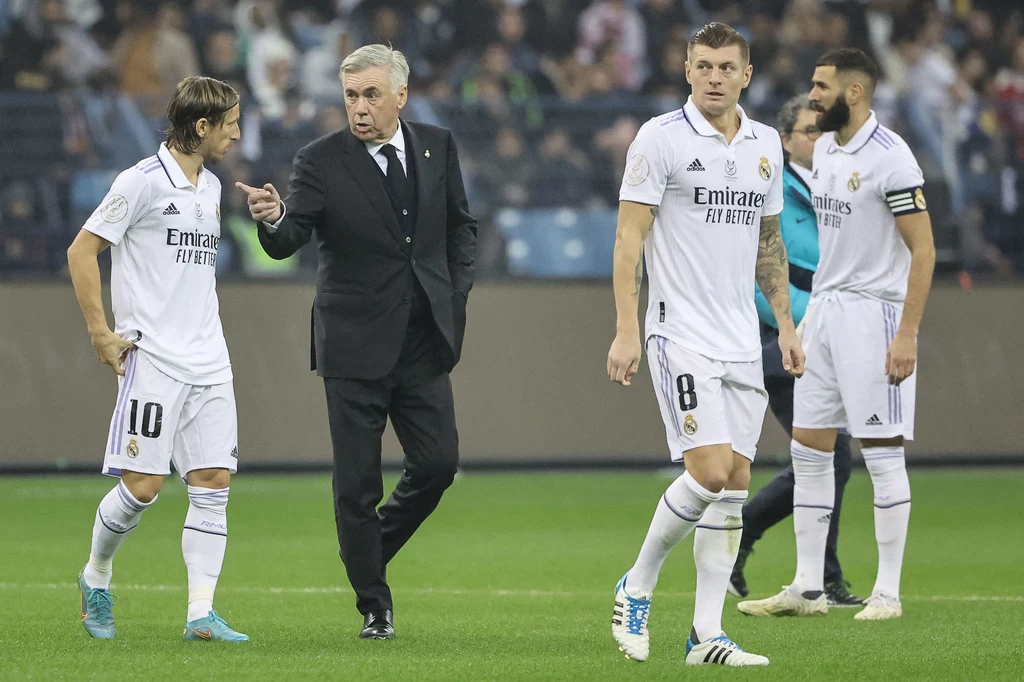 Carlo Ancelotti i piłkarze Realu Madryt po porażce 1:3 z FC Barceloną Carlo Ancelotti i piłkarze Realu Madryt po porażce 1:3 z FC Barceloną