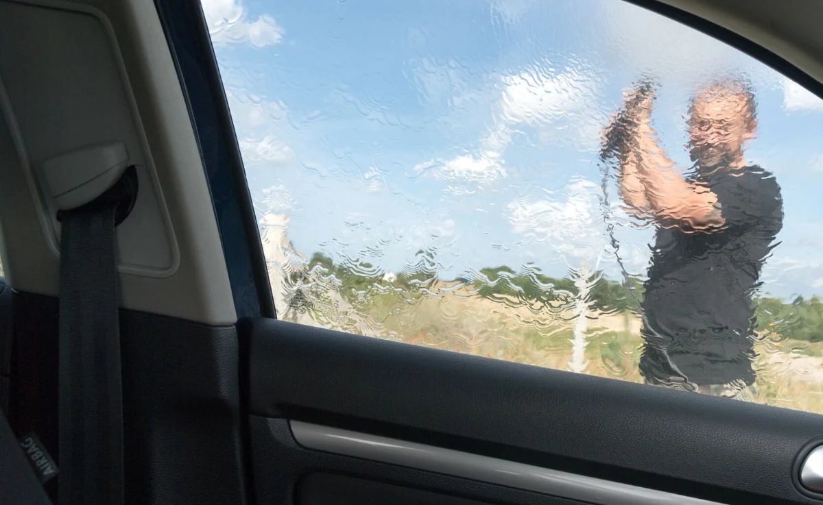 Należy unikać również mycia w pełnym słońcu, ponieważ słońce może doprowadzić do szybkiego odparowania wody z kosmetyków i, w konsekwencji, powstania zacieków.