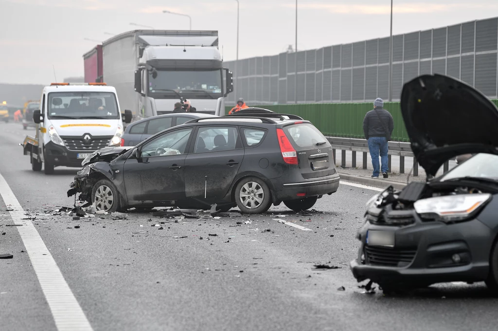 Karambol blisko 40 samochodów na drodze S74 Karambol blisko 40 samochodów na drodze S74
