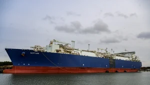 Pływająca jednostka magazynowania i regazyfikacji (FSRU) "Neptun" na zdjęciu w porcie w Lubminie