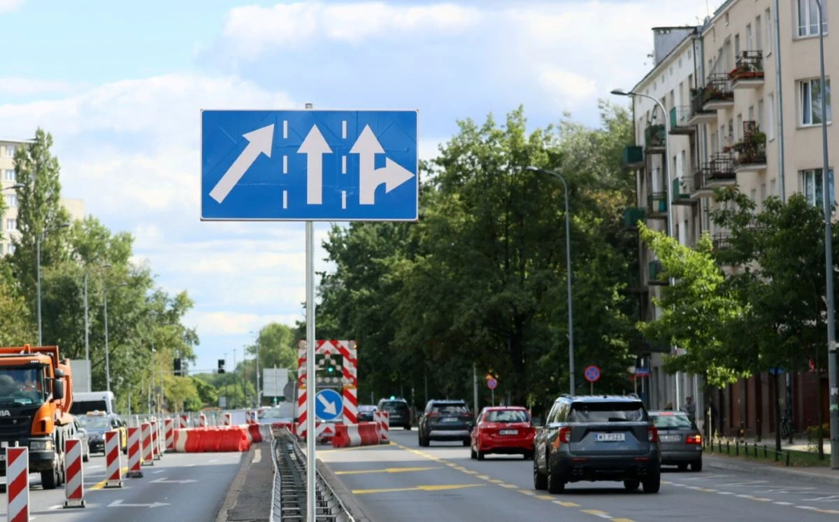 Kierowca, który zmienia pas przed dojechaniem do końca zanikającego pasa nie ponosi żadnych konsekwencji. Taryfikator nie przewiduje za taki czyn żadnego mandatu.