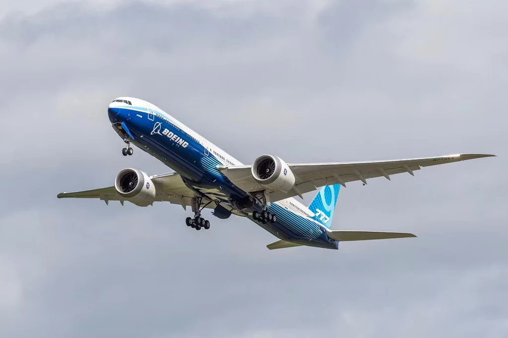 Boeing 777X ma być największym pasażerskim samolotem produkowanym na Ziemi. Podczas testów miał kłopoty z silnikami. / zdjęcie: Boeing