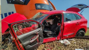 Miejsce wypadku. Egzaminator uciekł z samochodu tuż przed uderzeniem pociągu, 18-latka nie zdążyła 