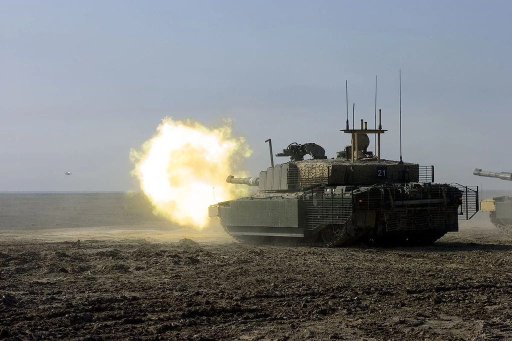 Brytyjski Challenger 2 podczas ćwiczeń w rejonie Basry w Iraku, 2008 rok