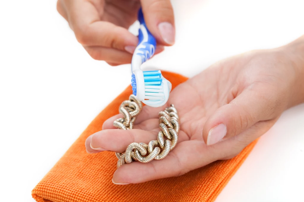 Pasta do zębów jako środek czyszczący? W przypadku złotej biżuterii to fatalny pomysł