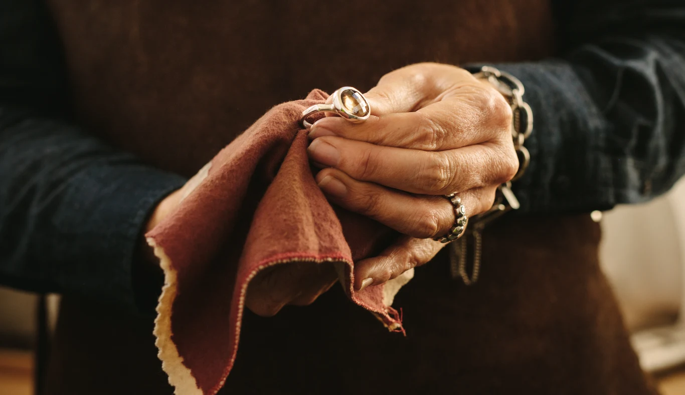 Czyszcząc złotą biżuterię z kamieniami, należy zachować szczególną ostrożność