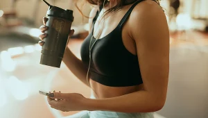 Spala tłuszcz, buduje mięśnie, obniża cholesterol. Polacy piją to na potęgę