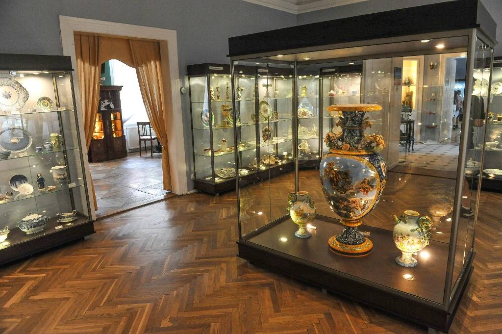 Wałbrzyska Porcelana Krzysztof upada. Na zdj. Muzeum Porcelany w Wałbrzychu