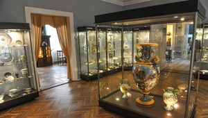 Wałbrzyska Porcelana Krzysztof upada. Na zdj. Muzeum Porcelany w Wałbrzychu
