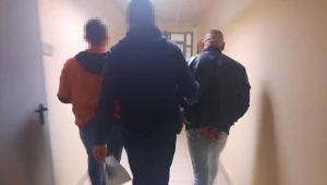 Policjant prowadzi ujętego 40-latka