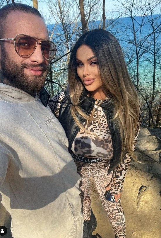 EwelOna wraz z jednym ze swoich partnerów EwelOna wraz z jednym ze swoich partnerów