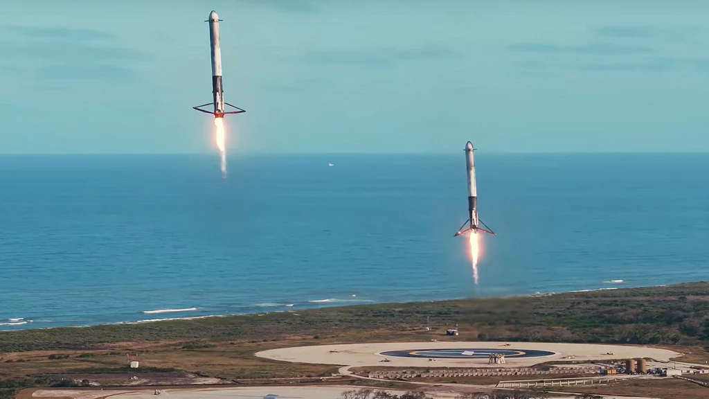 Dwa boostery rakiety Falcon Heavy lądują jednocześnie na przylądku Canaveral