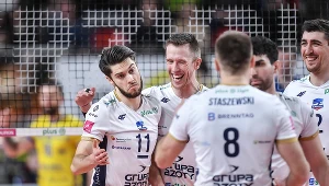Grupa Azoty ZAKSA Kędzierzyn-Koźle znów wygrywa. Aleksander Śliwka i David Smith (pierwsi z lewej) mieli powody do radości