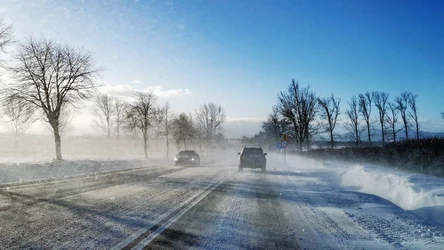 Pogoda w najbliższym czasie to szereg zagrożeń przed silnymi opadami śniegu, wiatrem, marznącym deszczem i oblodzeniem. 