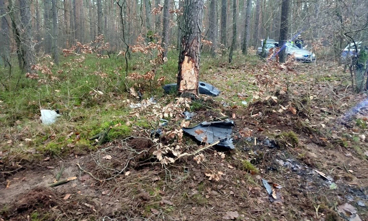 Podróż autem zakończyła się na drzewie, ale mężczyzna podjął jeszcze próbę ucieczki pieszo.