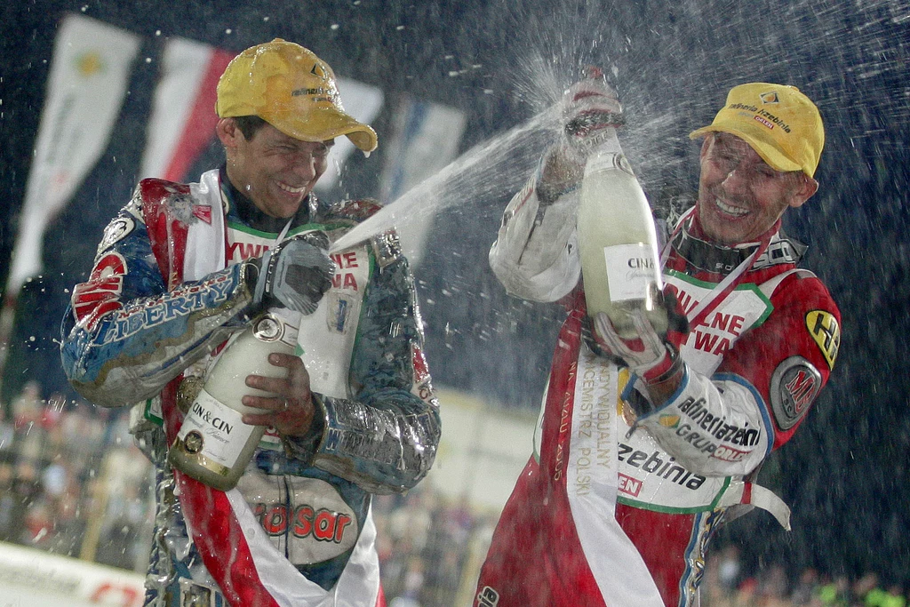 Janusz Kołodziej i Jacek Gollob z szampanem na podium IMP Janusz Kołodziej i Jacek Gollob z szampanem na podium IMP