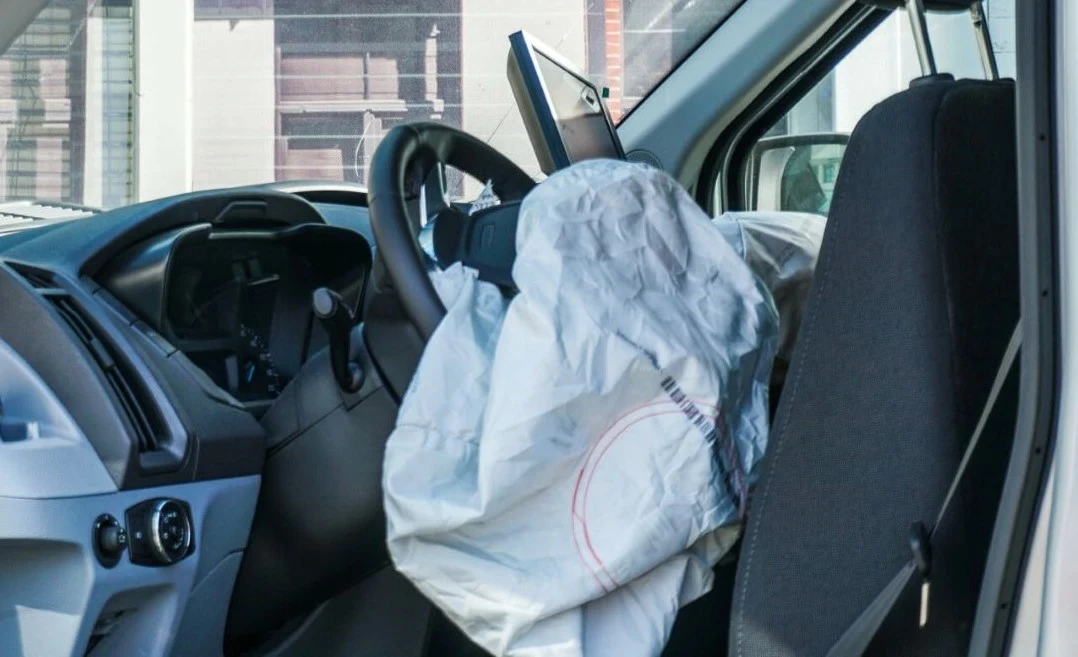 Kierowca, który nie jest przypięty pasami, może w momencie wybuchu poduszki powietrznej doznać dodatkowych urazów.,
