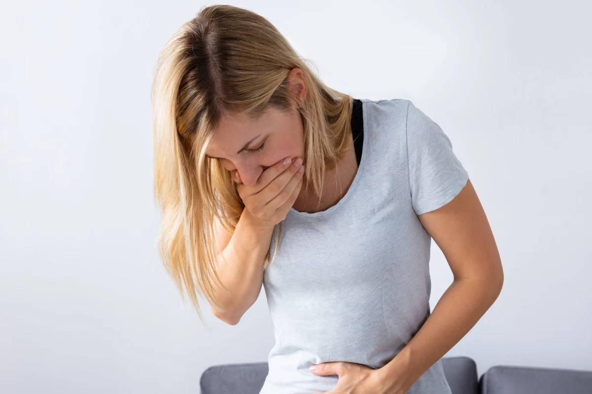 Objawem grypy mogą być nudności oraz wymioty, a także silne bóle brzucha i biegunka 