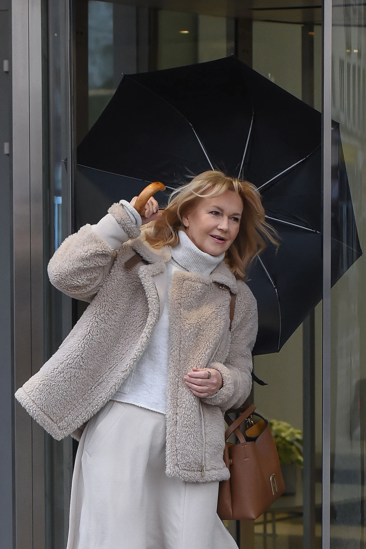 Gwiazda dzielnie walczyła z drzwiami obrotowymi