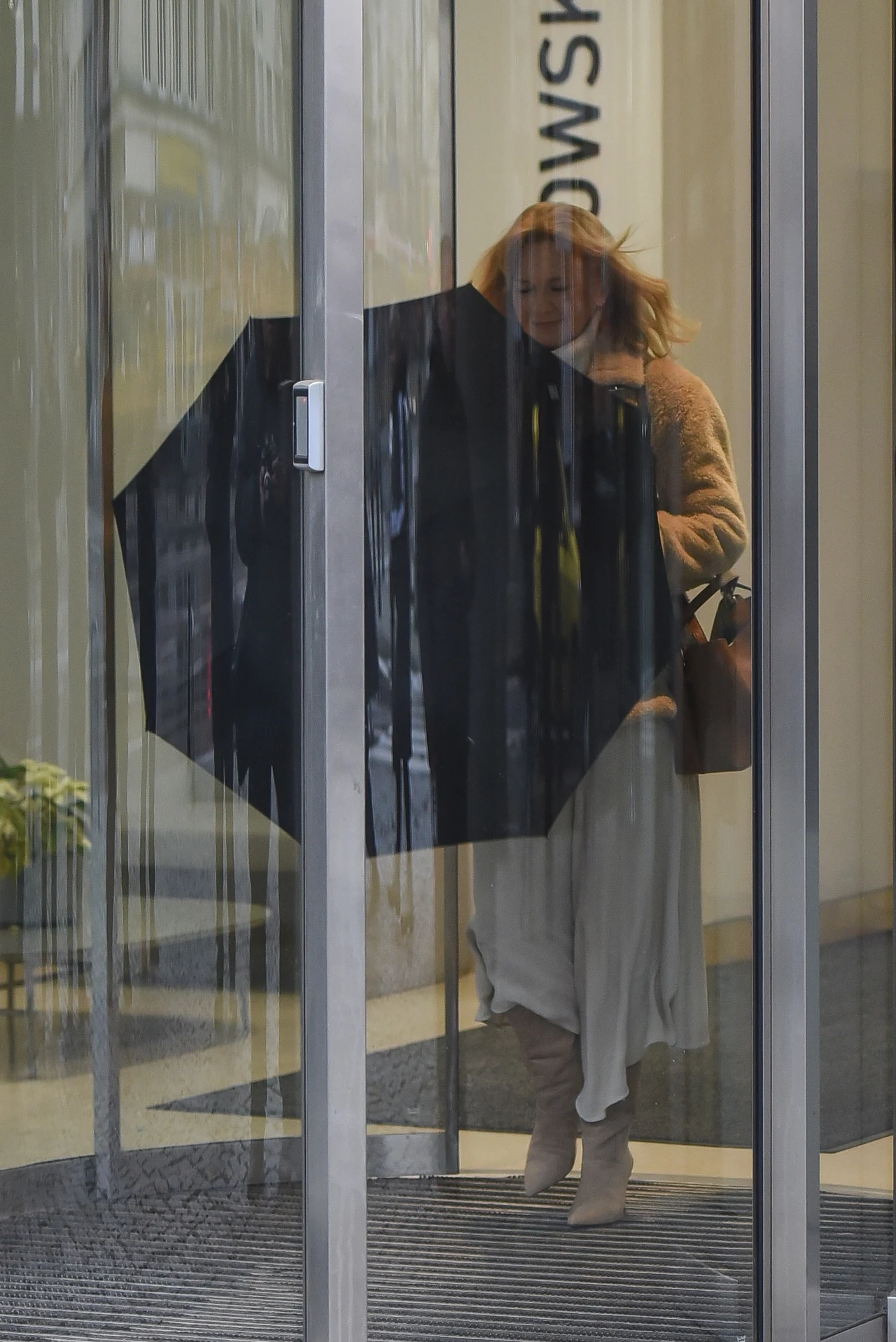 Grażyna Torbicka otworzyła parasol jeszcze przed wyjściem z budynku