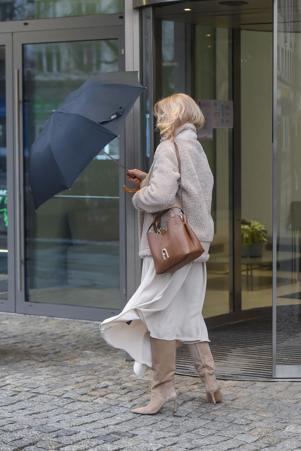 W końcu udało się jej odzyskać parasol