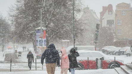 W najbliższych dniach zimowe kurtki, czapki i rękawiczki znów się przydadzą. Do Polski nadciągają śnieżyce i silny wiatr