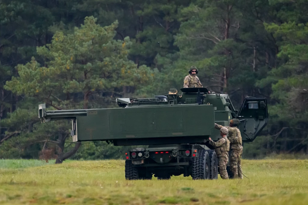 Amerykańska wyrzutnia HIMARS podczas ćwiczeń Amerykańska wyrzutnia HIMARS podczas ćwiczeń