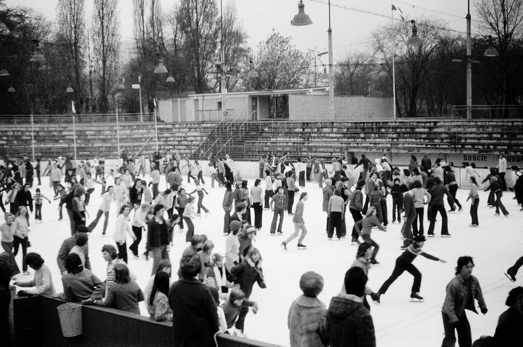 Poznań, luty 1974 r. Sztuczne lodowisko "Bogdanka" przy ul. Północnej