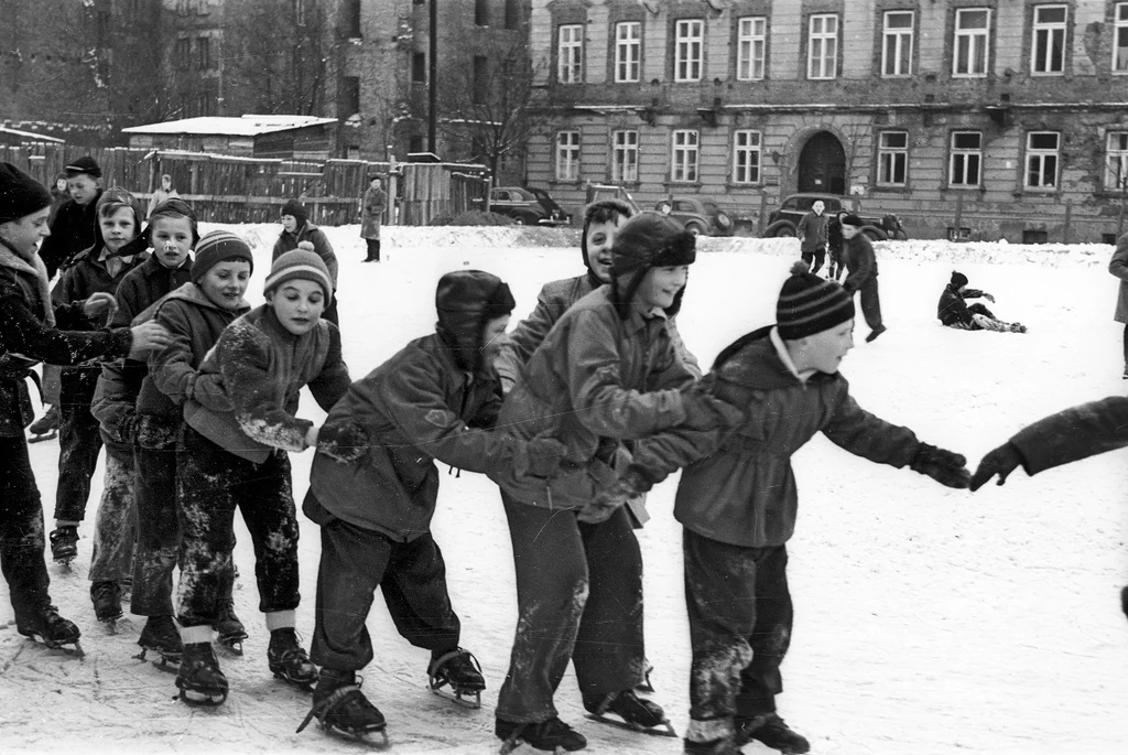 Warszawa, 1959. Zimowa ślizgawka 