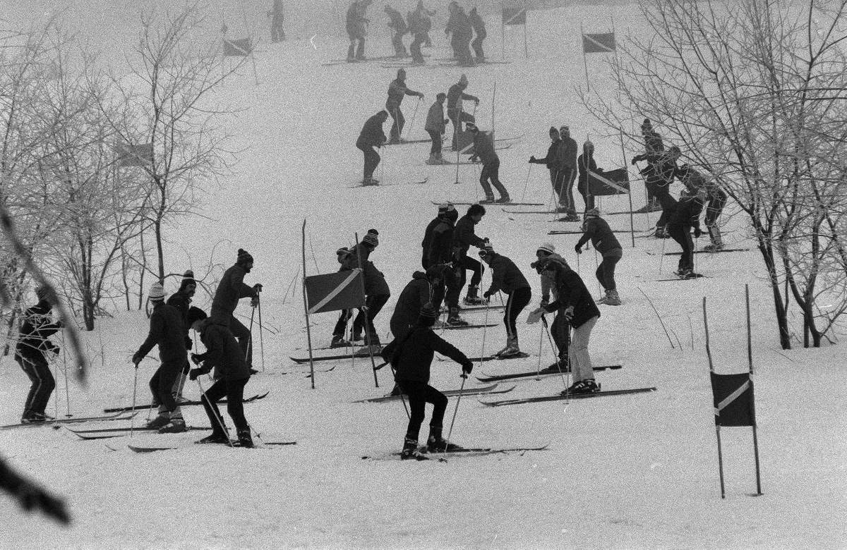 Zieleniec, zima 1977. Narciarze na stoku 