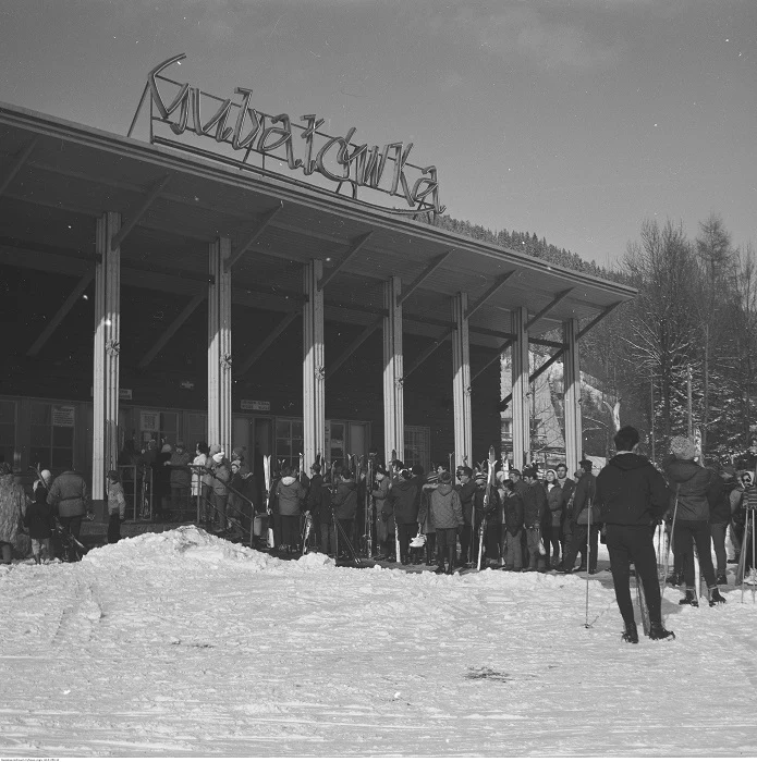 Narciarze stoją w kolejce przed dolną stacją kolejki linowo-terenowej na Gubałówkę (1970)