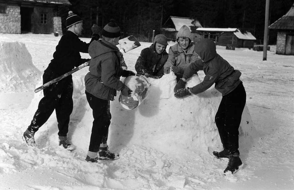 Lata 60.  Dzieci budują zamek z śniegu