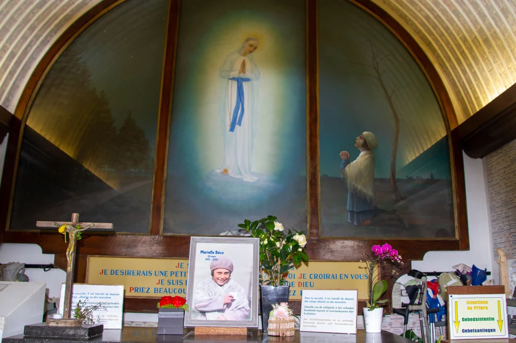 Wnętrze kaplicy objawień z portretem Mariette Beco