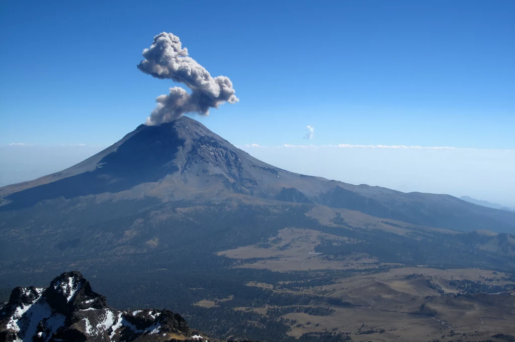 Popocatépetl, (znany też jako El Popo lub Don Goyo)  to czynny stratowulkan na Wyżynie Meksykańskiej