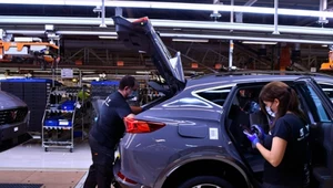 Utrzymujące się niedobory kluczowych komponentów - zwłaszcza półprzewodników - wpłynęły w ostatnich latach na przemysł motoryzacyjny, ograniczając produkcję (zdj. ilustracyjne)