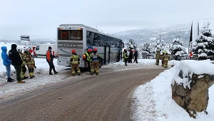 Autokar z dziećmi wypadł z drogi i uderzył zaparkowanego busa
