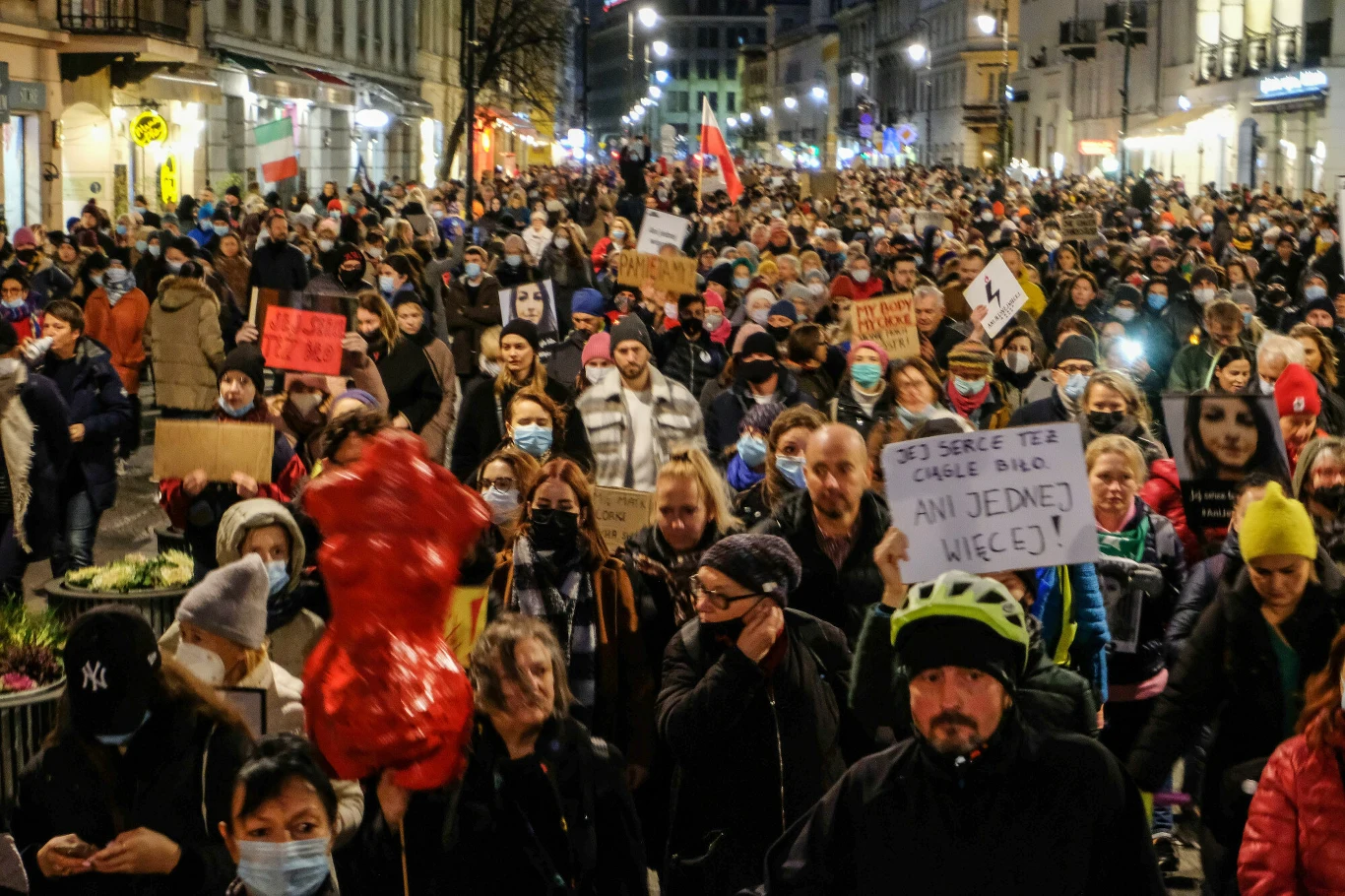 Po śmierci Izabeli z Pszczyny przez kraj przetoczyła się fala protestów, na zdjęciu Warszawa, 6.11.2021 roku Po śmierci Izabeli z Pszczyny przez kraj przetoczyła się fala protestów, na zdjęciu Warszawa, 6.11.2021 roku