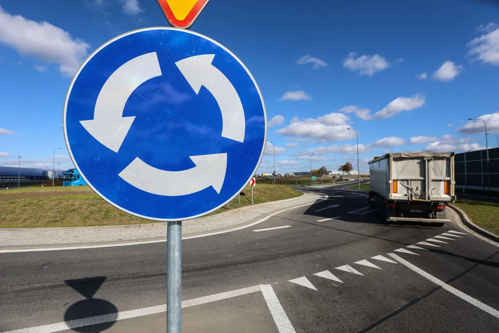 Kierowcy wciąż mają wątpliwości jak korzystać z kierunkowskazów na rondzie