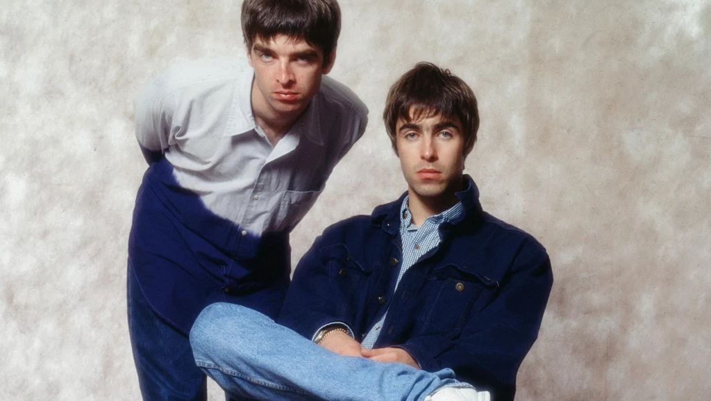 Lata 90. należały do Oasis! Noel Gallagher (od lewej) i Liam Gallagher w 1994 roku