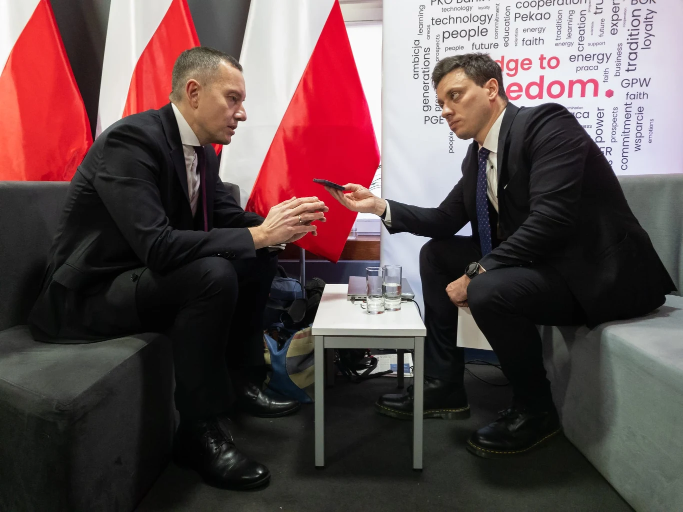 Na zdjęciu Tomasz Zdzikot, prezes KGHM Polska Miedź (L) i redaktor naczelny Interii Piotr Witwicki. Fot. Olaf Nowicki