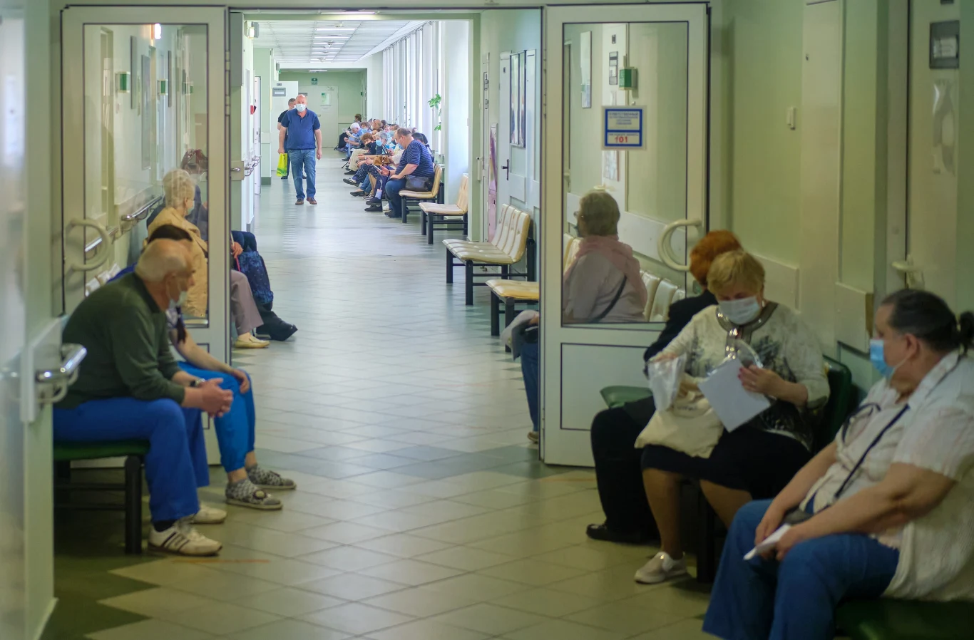 Popularyzacja specjalizacji geriatrycznej mogłaby rozwiązać problem kolejek do specjalistów. Tymczasem jednak geriatrów jest za mało, i są za starzy 