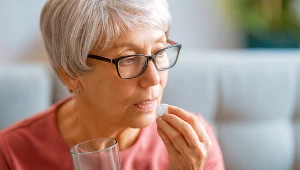 Jak bezpiecznie przyjmować wiele leków? Ważne szczególnie dla seniorów