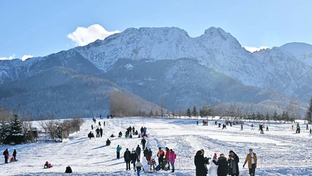 Załamanie pogody w Polsce przyniesie ze sobą śnieżyce i mróz. Z opadów śniegu ucieszą się szczególnie osoby wyjeżdżające na ferie. Jaka jest prognoza pogody na 19 stycznia 2023 i kolejne dni? 