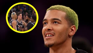 NBA. Jeremy Sochan zrobił mimo wszystko duże wrażenie na Markieffie Morrisie swoim "zapaśniczym chwytem"