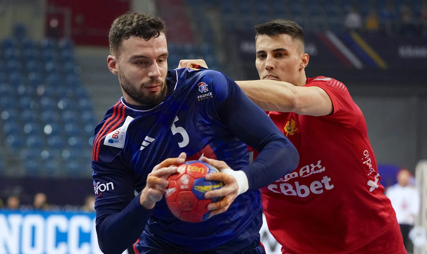 Rozgrywający reprezentacji Francji Nedim Remili w akcji na bramkę Czarnogóry. Obok Vasilije Kaludjerović
